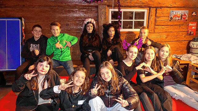 Die jungen Besucher fühlen sich auch mit ihrer neuen Leiterin Maria Partska (hinten Mitte) wohl im offenen Jugendtreff der Gemeinde ...
