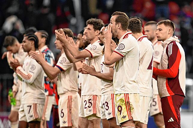 Inter Mailand, Viertelfinale, Hinspiel, Allianz Arena, Münchens Harry Kane (vorne) und das Team reagieren enttäuscht nach dem Spiel.
