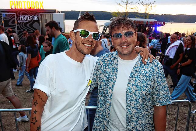 Manuel Back (links) und Stefan Gut waren mit einer Freundin und deren Tochter beim Konzert und freuten sich über die „tolle Atmosphäre“.