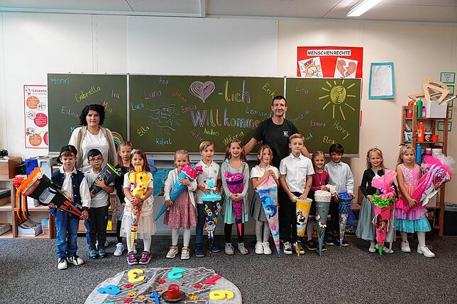 Dominik Hirschinger und Petra Ense begrüßen 13 Schulanfänger in der Familienklasse FU3b.