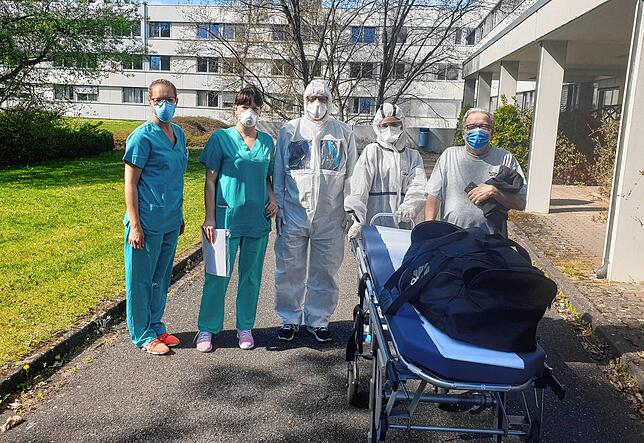 Der elsässische Covid-19-Patient Georges Haby (rechts) bei seiner Entlassung. Mit dabei (von links): Stationssekretärin Melanie Schäfer ...