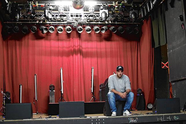 Benjamin Kreibich sitzt auf der Bühne des Kulturladens. Hier konnte seit Langem kein Konzert mehr gespielt werden und keine Party ...