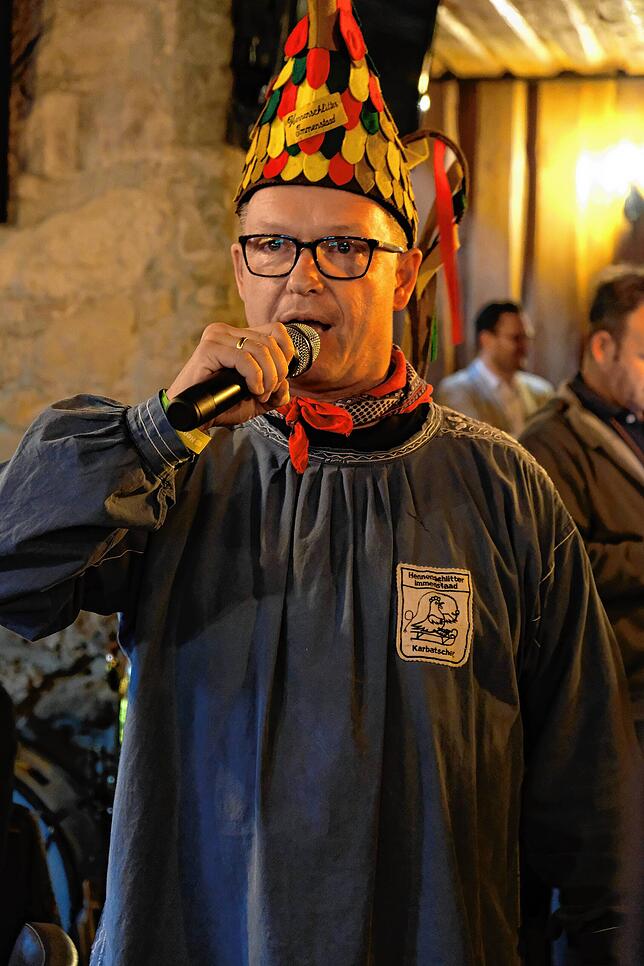 Schriftführer Klaus Burkhard stellt das Programm für die Jubiläumsfasnet vor.