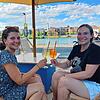 Diese zwei Studentinnen genießen ihren Drink am Wochenende in der Strandbar bei der HTWG.