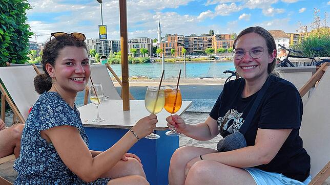 Diese zwei Studentinnen genießen ihren Drink am Wochenende in der Strandbar bei der HTWG.