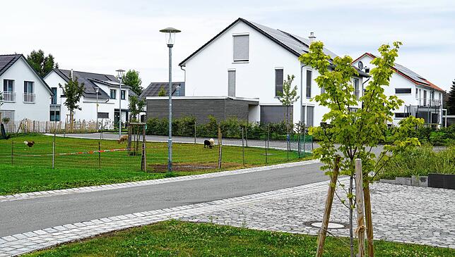 Im Neubaugebiet &bdquo;Hinterm Dorf III&ldquo; in Ahausen sind Grundstücke für Einfamilien- und Doppelhäuser entstanden.