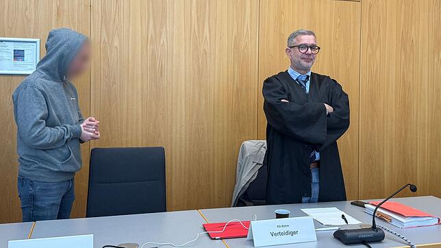 Angeklagt ist der 29-Jährige wegen des Verdachts der Zwangsprostitution.