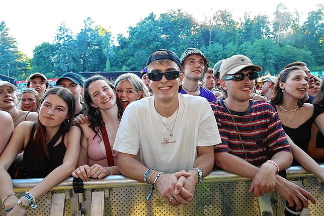 Bild 4: Festivalsommer startet – Fans feiern ausgelassen beim Campus-Festival