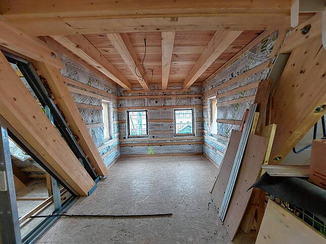 Nach dem Innenausbau wird im Dachgeschoss noch viel Holz sichtbar bleiben.