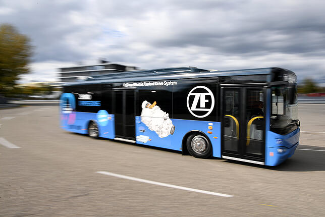 Dieser Testbus von ZF wurde von Dieselantrieb auf E-Antrieb umgebaut. Möglich macht das eine sogenannte Elektroportalachse, die ...