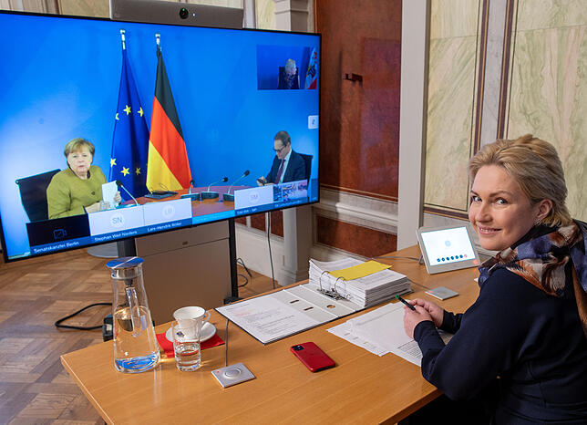 Coronavirus - Ministerpräsidentenkonferenz Manuela Schwesig (SPD), die Ministerpräsidentin von Mecklenburg-Vorpommern, sitzt in der Staatskanzlei bei der Video-Schaltkonferenz zur ...