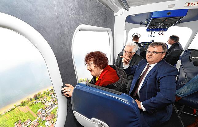 Gerlinde Kretschmann (von links), Winfried Kretschmann und Andreas Brand, Oberbürgermeister der Stadt Friedrichshafen, sitzen 2019 ...