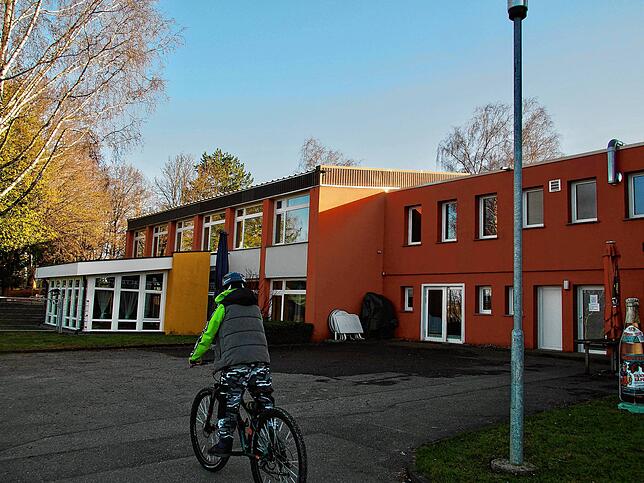 Der Kindergarten liegt direkt neben dem Sportplatz. Aus den Gruppenräumen können die Kinder ins Grüne schauen. Allerdings reichen die ...
