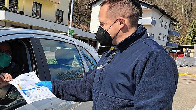 Die Stadt Waldshut-Tiengen hat auf dem Chilbiplatz in Waldshut ein Corona-Testzentrum eingerichtet. Auf unserem Archivbild überreicht ...