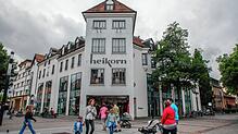 Das Modegeschäft Heikorn verkleinert sich: Der Verkaufsbereich in der alten Sparkasse (im Bild ganz links) wird aufgegeben. Dort wird ...