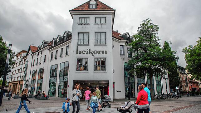 Das Modegeschäft Heikorn verkleinert sich: Der Verkaufsbereich in der alten Sparkasse (im Bild ganz links) wird aufgegeben. Dort wird ...