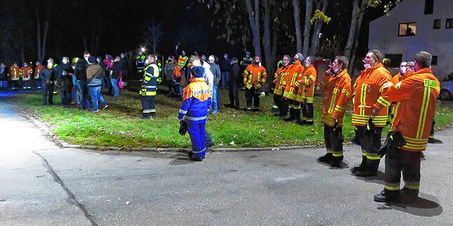 Viele Angehörige aller Abteilungen kommen am Mittwochabend in Geisingen zur Begrüßung des neuen Fahrzeuges, das für das Rettungs- und ...