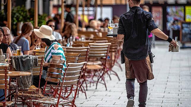 Die baden-württembergische Landesregierung hält die schrittweise Lockerung der Corona-Auflagen für weitgehend richtig.