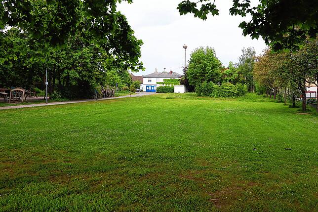 Auf diesem Gelände ist die „neue Mitte Beuren“ geplant. Im Hintergrund das alte Feuerwehrgerätehaus mit Storchennest.