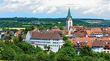 Im Engener Kloster St. Wolfgang (großes Gebäude im Vordergrund) gibt es einen Kindergarten und ein Museum samt Galerie, das überregional ...