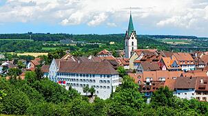 Im Engener Kloster St. Wolfgang (großes Gebäude im Vordergrund) gibt es einen Kindergarten und ein Museum samt Galerie, das überregional ...