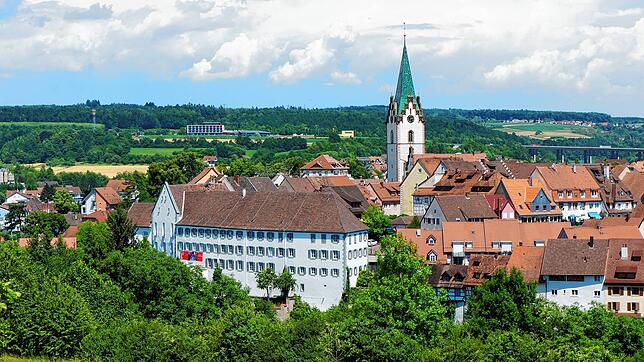 Im Engener Kloster St. Wolfgang (großes Gebäude im Vordergrund) gibt es einen Kindergarten und ein Museum samt Galerie, das überregional ...