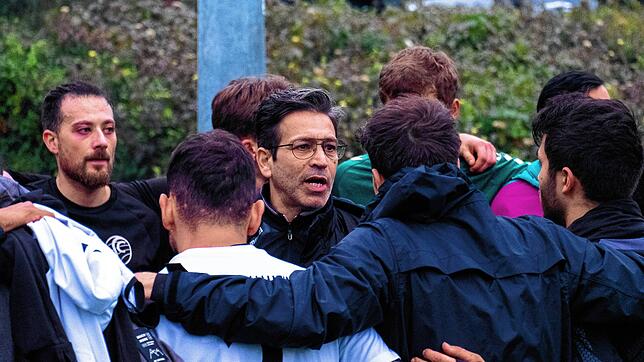 Der Konstanzer Trainer Hamid Durandish (Mitte) bei der abschließenden Ansprache an seine Mannschaft nach dem Spiel.