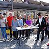 Ursula Hefler (Vierte von links) freut sich, dass mit Dagmar Boell und Heinz Primuth (von rechts) zwei Nachbarn erstmals ins Gespräch ...