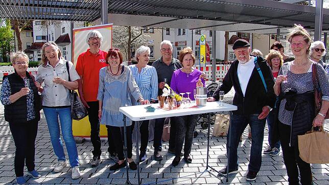 Ursula Hefler (Vierte von links) freut sich, dass mit Dagmar Boell und Heinz Primuth (von rechts) zwei Nachbarn erstmals ins Gespräch ...