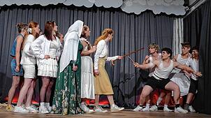 Die Schülerinnen und Schüler des  Fürstenberg-Gymnasiums Donaueschingen zeigen bei Aufführungen  vor über 700 Zuschauern große ...