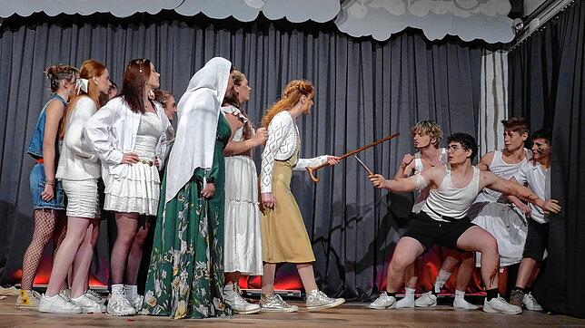 Die Schülerinnen und Schüler des  Fürstenberg-Gymnasiums Donaueschingen zeigen bei Aufführungen  vor über 700 Zuschauern große ...