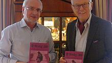 D&lsquo;Kräz-Redakteur Ewald Graf (links) und der Vorsitzende des Museums- und Geschichtsvereins Martin Maurer (von links) freuen sich ...
