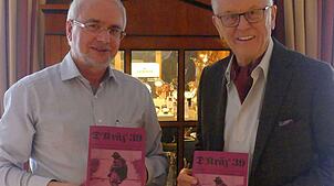 D&lsquo;Kräz-Redakteur Ewald Graf (links) und der Vorsitzende des Museums- und Geschichtsvereins Martin Maurer (von links) freuen sich ...