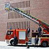 Coronabedingt wurde die neue Drehleiter der Feuerwehr Salem in schlichtem Rahmen übergeben. Von links Gerätewart Michael Schramm, ...