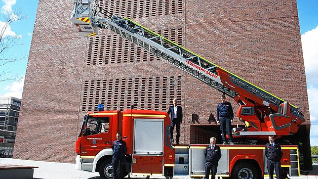 Coronabedingt wurde die neue Drehleiter der Feuerwehr Salem in schlichtem Rahmen übergeben. Von links Gerätewart Michael Schramm, ...