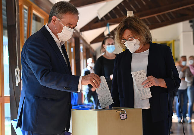 Bundestagswahl - Stimmabgabe Laschet CDU Armin Laschet, Bundesvorsitzender der CDU, Spitzenkandidat seiner Partei und Ministerpräsident von Nordrhein-Westfalen und seine Frau ...
