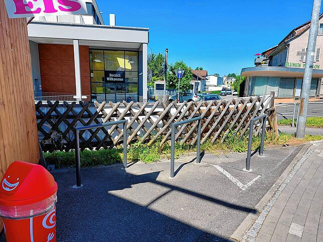 Bei diesen Stellplätzen an der Riedstraße/Ecke Fürstenbergstraße schütteln Kenner des Quartiers den Kopf.