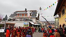 Gleich ist es geschafft: Der 22 Meter hohe Görwihler Narrenbaum wird bei Wind und Wetter aufgerichtet.