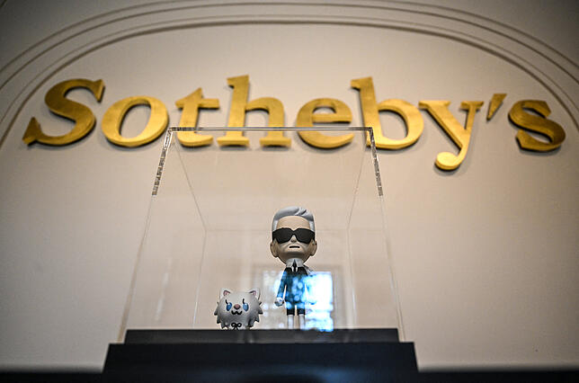Unzertrennlich: Karl Lagerfeld und Choupette, hier als Figuren, bei einer Auktion in Köln 2022.