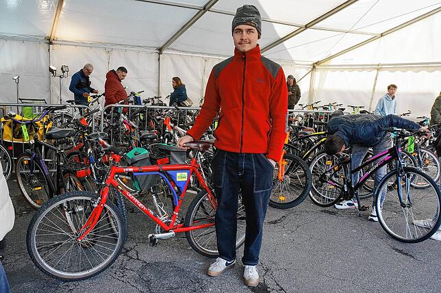 Timon Walz (Lauchringen) kauft dieses Rad für zehn Euro zum Basteln.