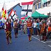 Die Fahnenschwinger der Freien Blätz ziehen ein auf dem Wollmatinger Dorffest mit Konstanzer und Wollmatinger Fahnen.