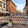 Am oberen Ende der Marktstraße, hinter dem abgesperrten Baustellenbereich und zwischen der Kirchmauer und der Tourist-Information, soll ...