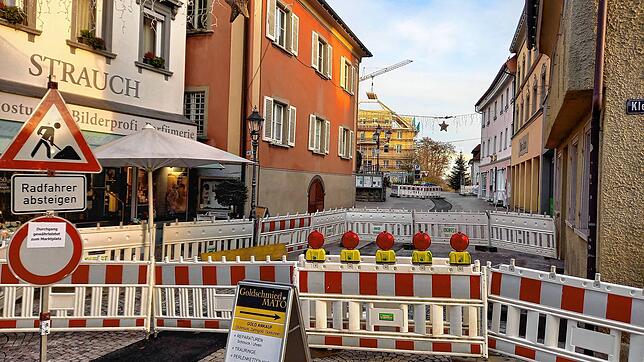 Am oberen Ende der Marktstraße, hinter dem abgesperrten Baustellenbereich und zwischen der Kirchmauer und der Tourist-Information, soll ...