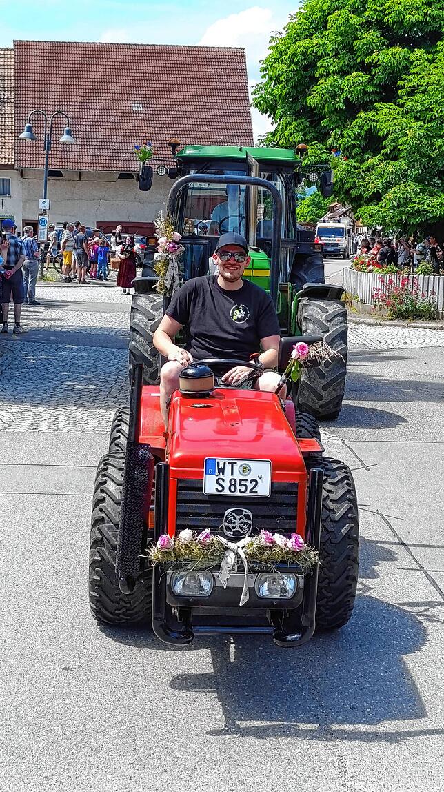 Bild 16: Festumzug am Gmeindshus Oberlauchringen – Höhepunkt des 4-tägigen Bezirksmusikfest