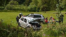 Vier Menschen werden verletzt, als am Montagmorgen (20. Mai 2016) zwei Autos nach einem Vorfahrtsunfall auf der Ortsdurchfahrt Falkau ...