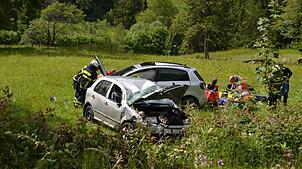 Vier Menschen werden verletzt, als am Montagmorgen (20. Mai 2016) zwei Autos nach einem Vorfahrtsunfall auf der Ortsdurchfahrt Falkau ...