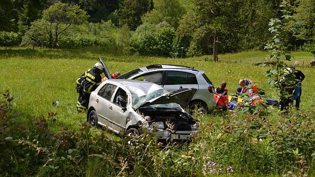 Vier Menschen werden verletzt, als am Montagmorgen (20. Mai 2016) zwei Autos nach einem Vorfahrtsunfall auf der Ortsdurchfahrt Falkau ...
