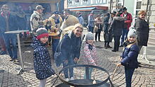 Lumpesunntig rund um das Stockacher Bürgerhaus Adler Post. Beim Stockbrotgrillen amüsieren sich (von links) Sarina Stein, Sandra ...