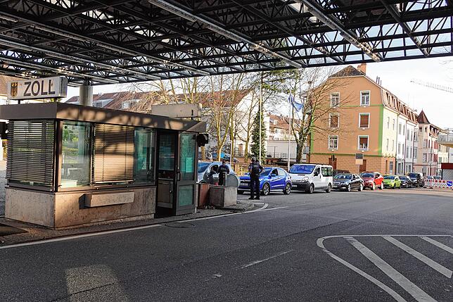 Zollkontrollen wie zu Vor-Schengen-Zeiten in Lörrach Stetten am Grenzübergang nach Riehen.