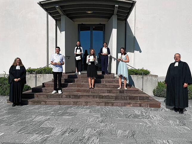 Fünf Jugendliche aus dem Klettgau haben bereits am 24. April entsprechend der geltenden Auflagen ihre Konfirmation gefeiert. Im Bild, ...